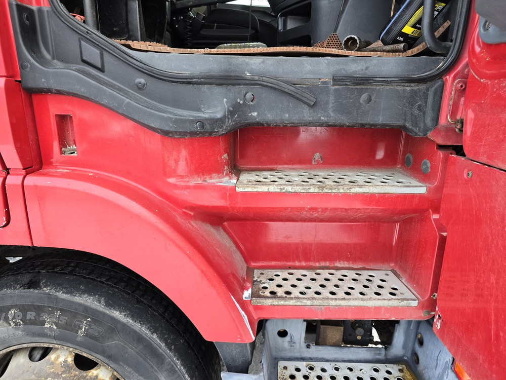 Корпус подножек правый