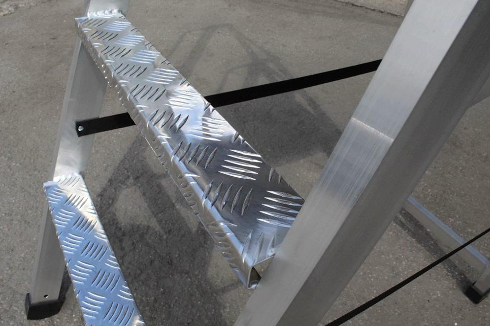 Лестница-платформа фиксированной высоты алюминиевая MEGAL ЛПФВА Н=1.0-8 пер. с трав. и шир. ступ.