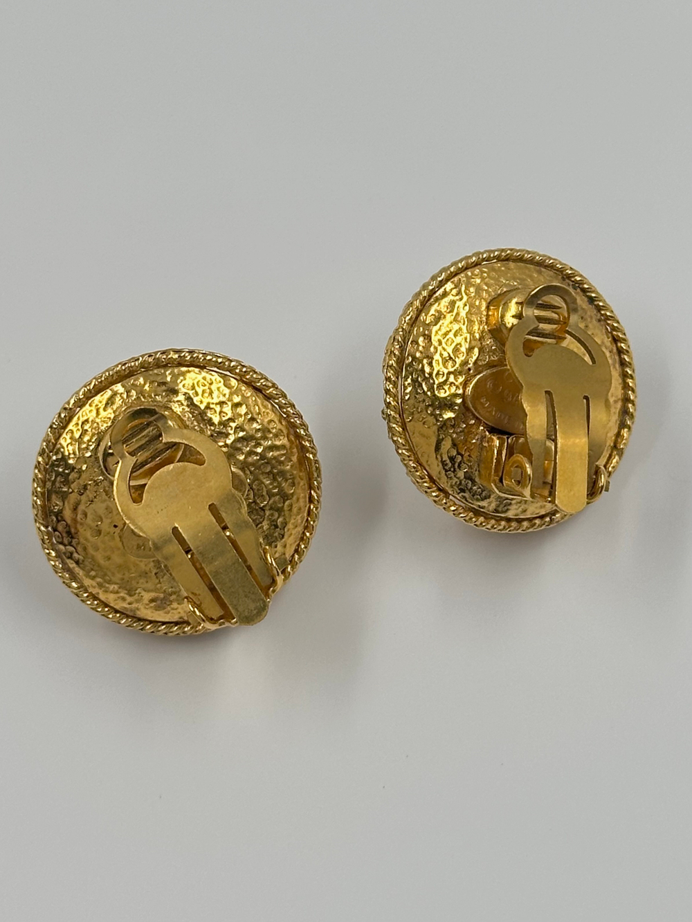 «Жемчужные» клипсы Chanel