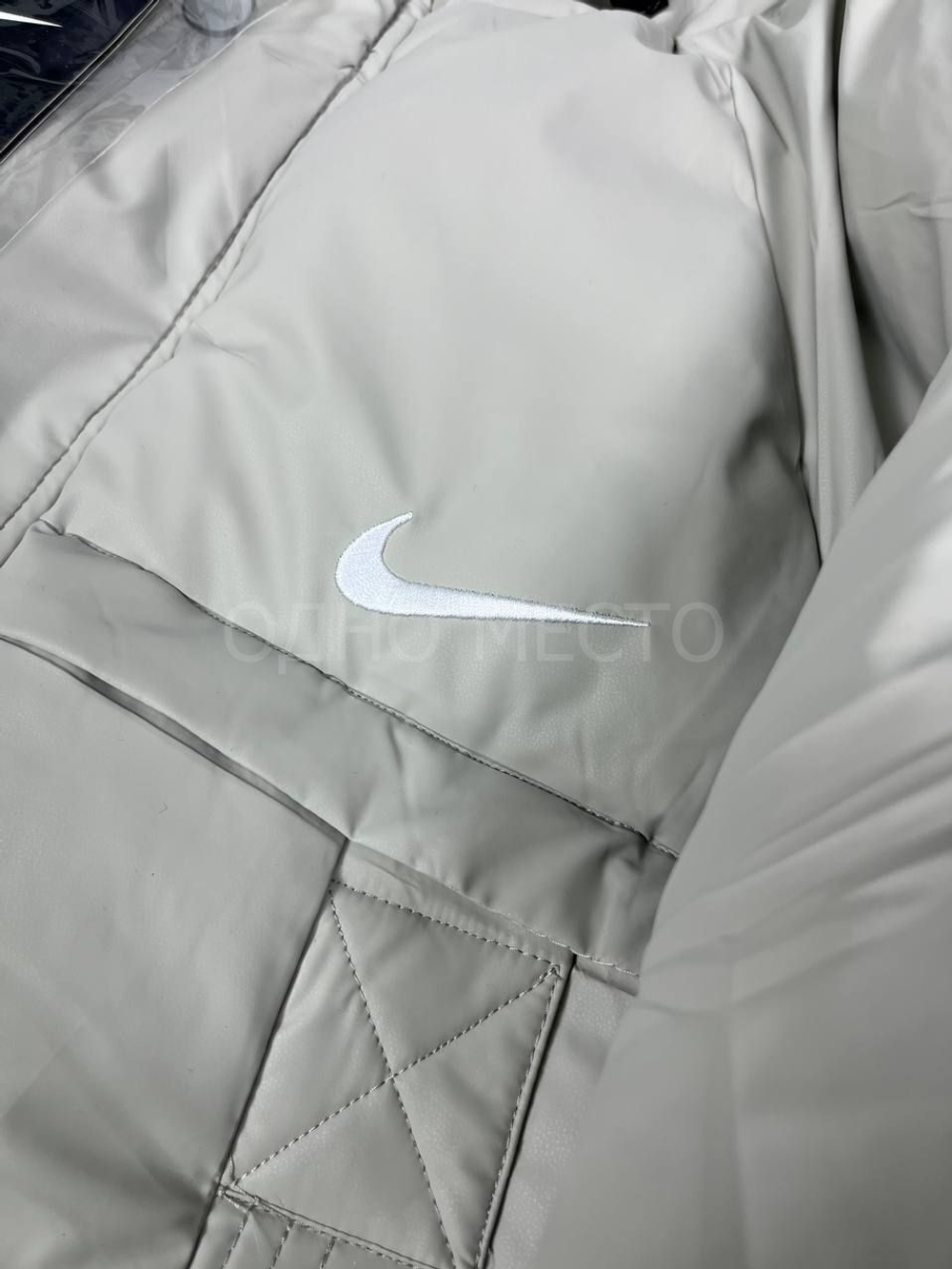 Дутая куртка Nike