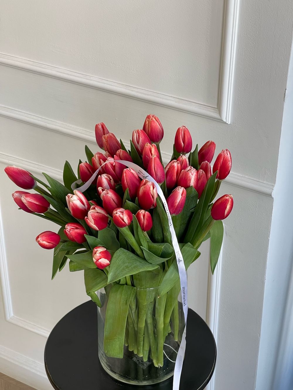 Тюльпаны классика - малиново-белый цвет