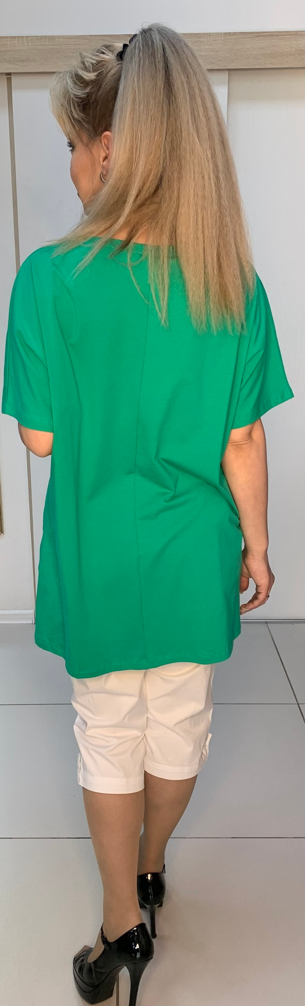 Светлая футболка-туника с оригинальным изображением