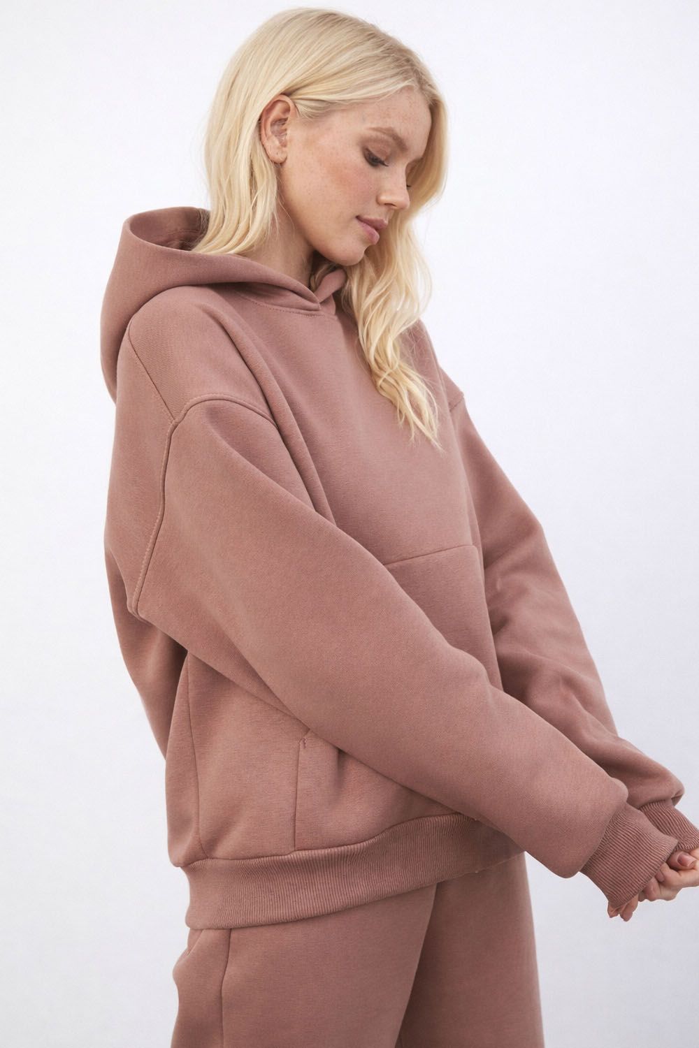Утепленное худи свободного кроя цвета молочный шоколад