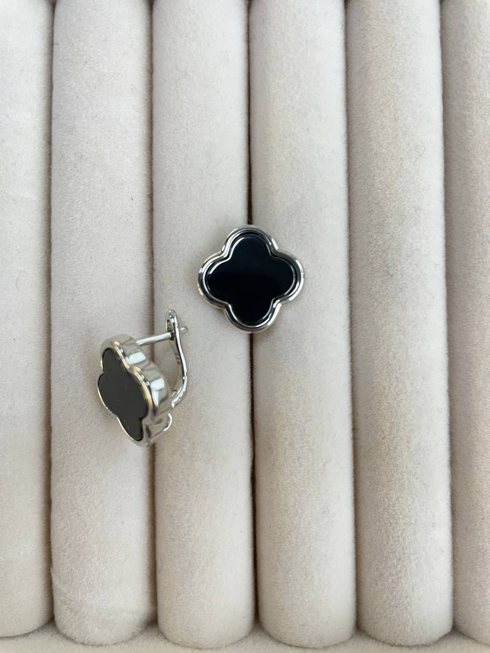 16490-р Швензы "Клевер" с черной керамикой 16*15 мм, родий, пара