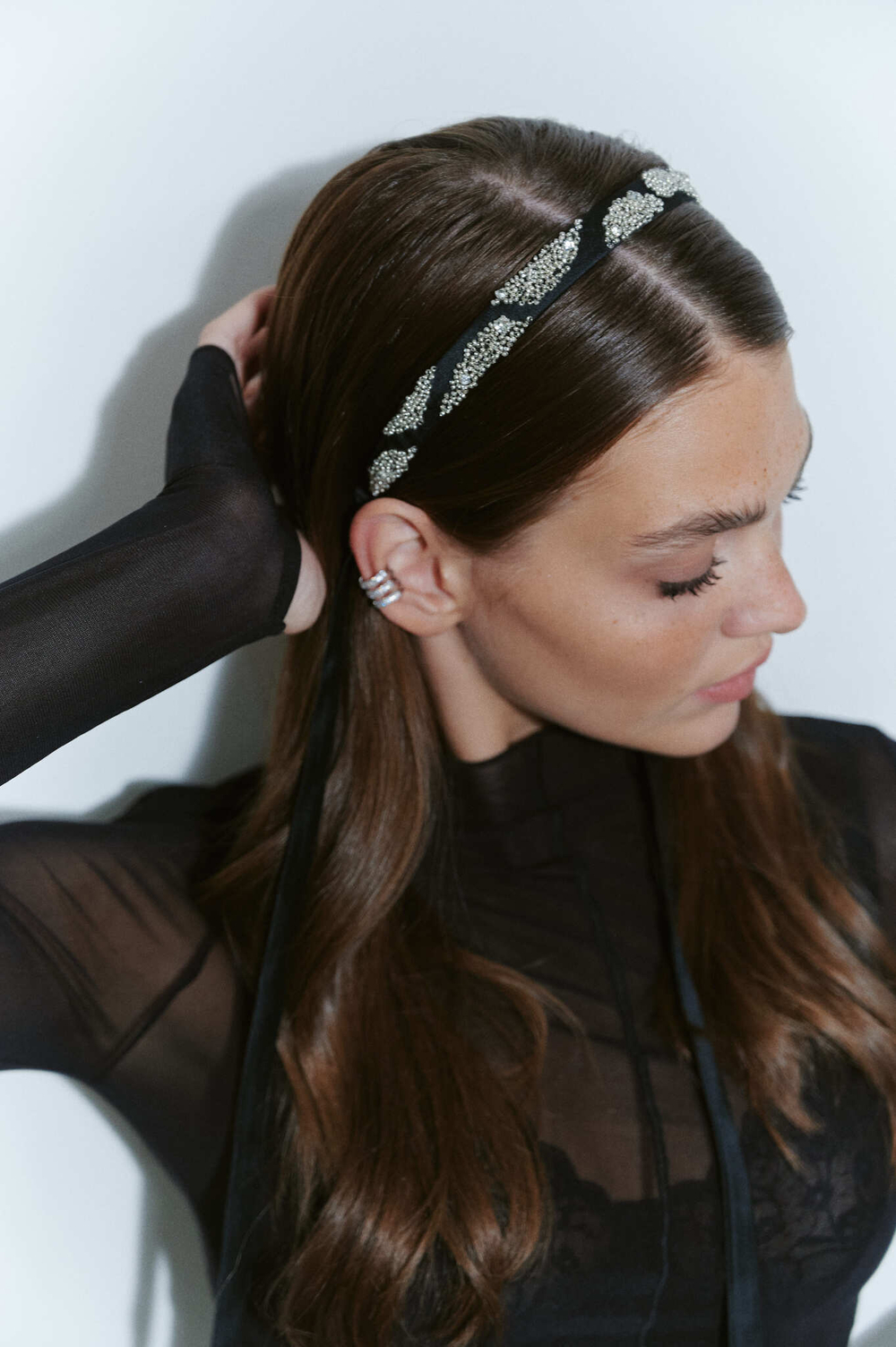 Ободок-чокер с серебристым декором