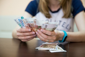 Согласно статистике, средняя зарплата в России составляет около 43 000 рублей в месяц.