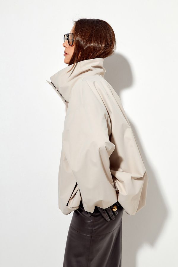 Ветровка О-силуэта с высоким воротом цвета экрю
