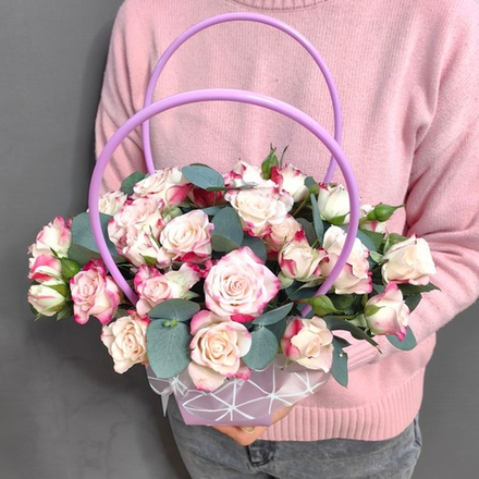 Сумочка с кустовыми розами сорта "Reflex" с эвкалиптом