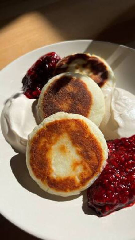 Сырники с малиной и топленой сметаной