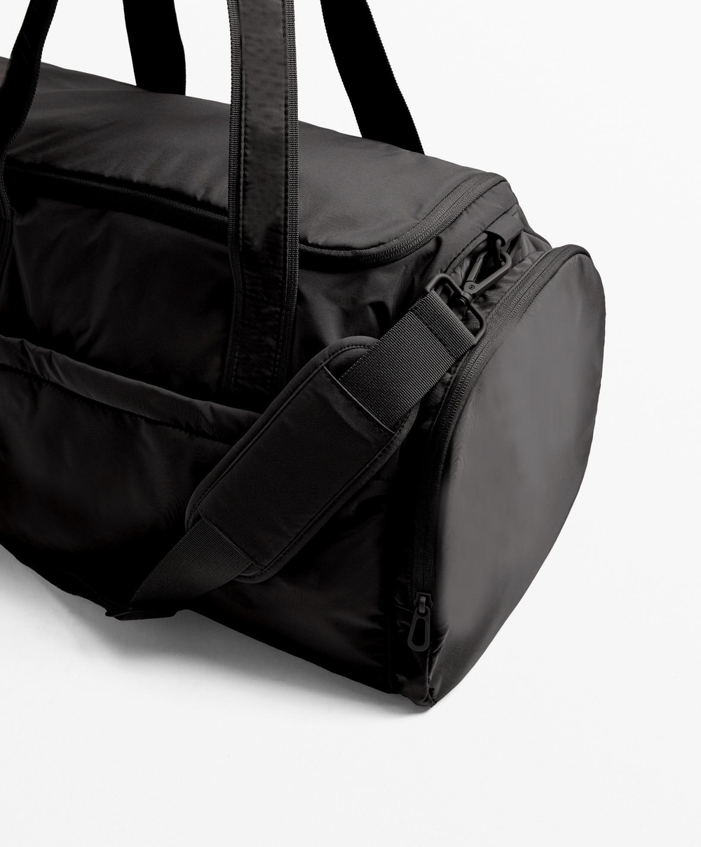 Oysho Спортивная сумка с боковыми карманами, черный