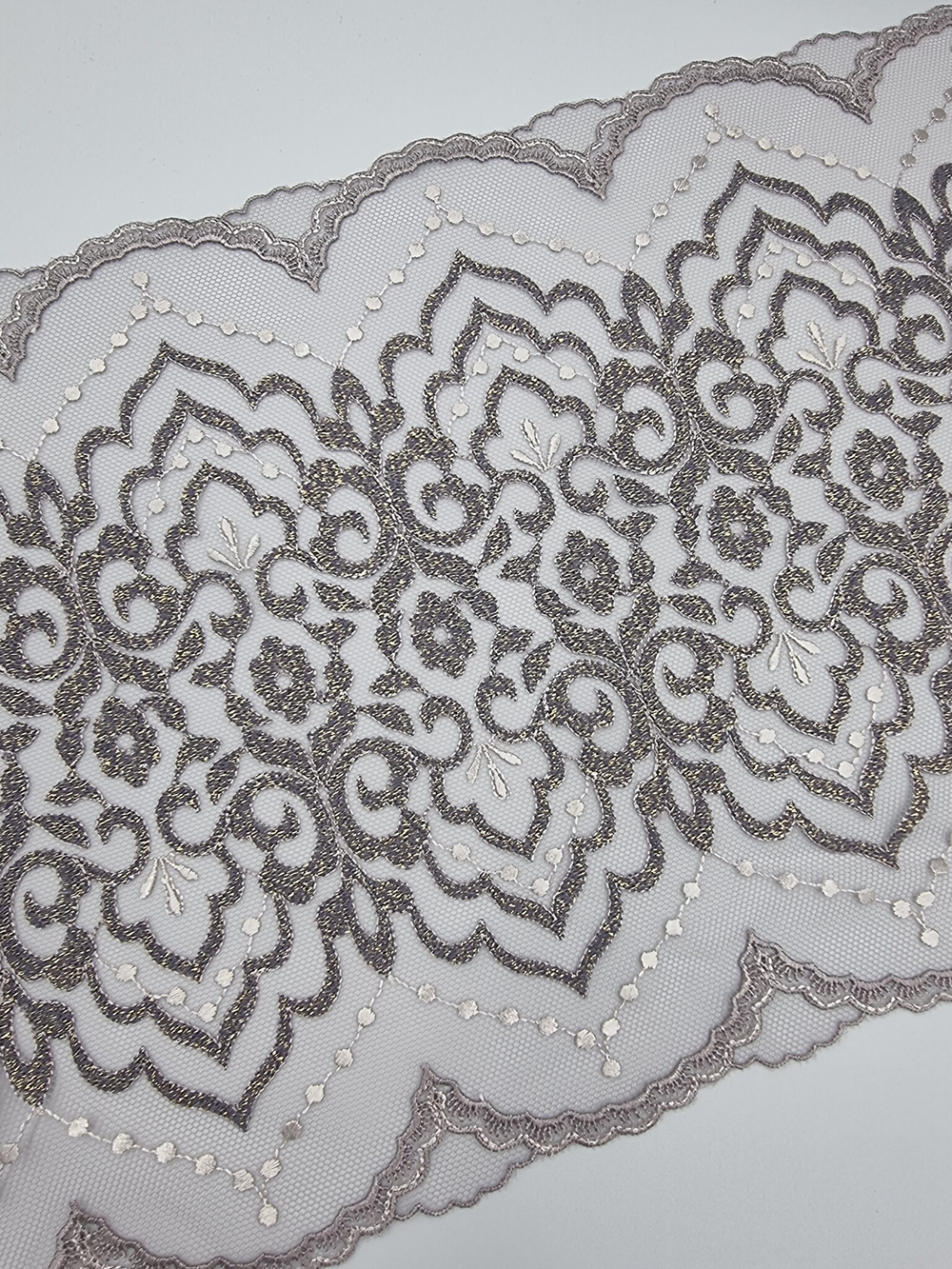 Вышивка на сетке пыльно-сиреневый/золото К763