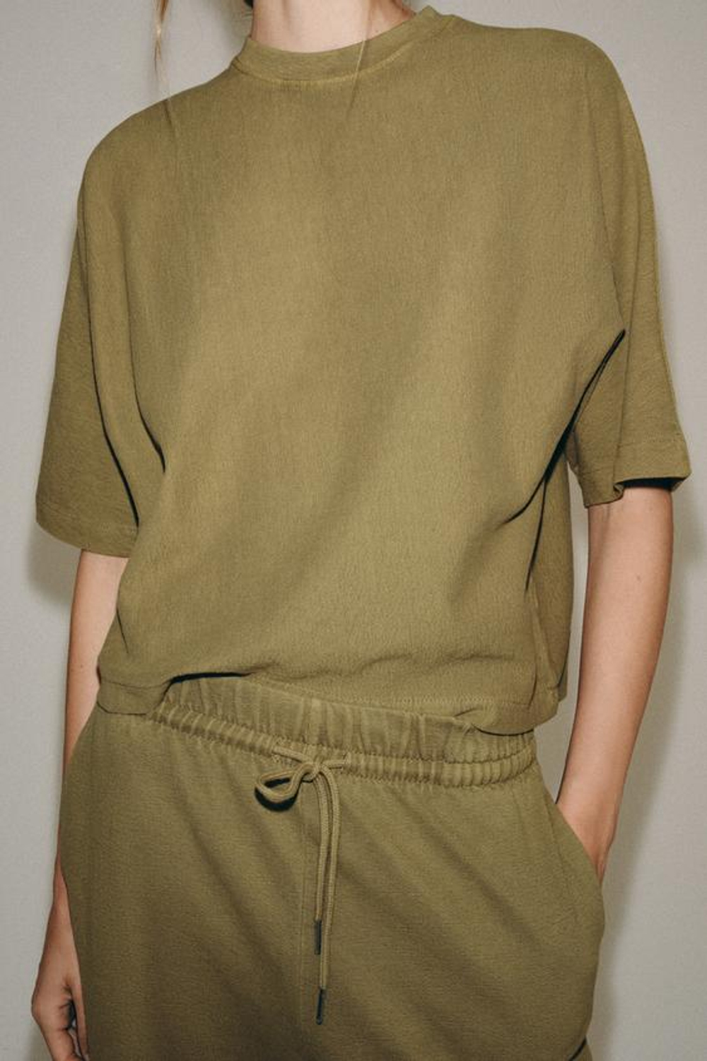 ZARA ФУТБОЛКА С КОРОТКИМИ РУКАВАМИ И ЭФФЕКТОМ ПОТЕРТОСТИ, ОЛИВКОВЫЙ