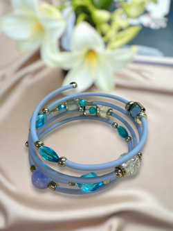 Браслет с бусинами гибкий красный