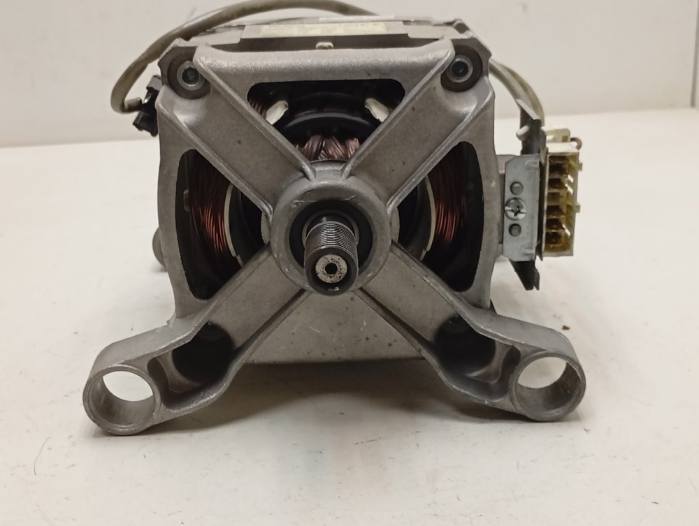 IWUE4105CIS кт64 Двигатель для стиральной машины Indesit 16002657602 б/у