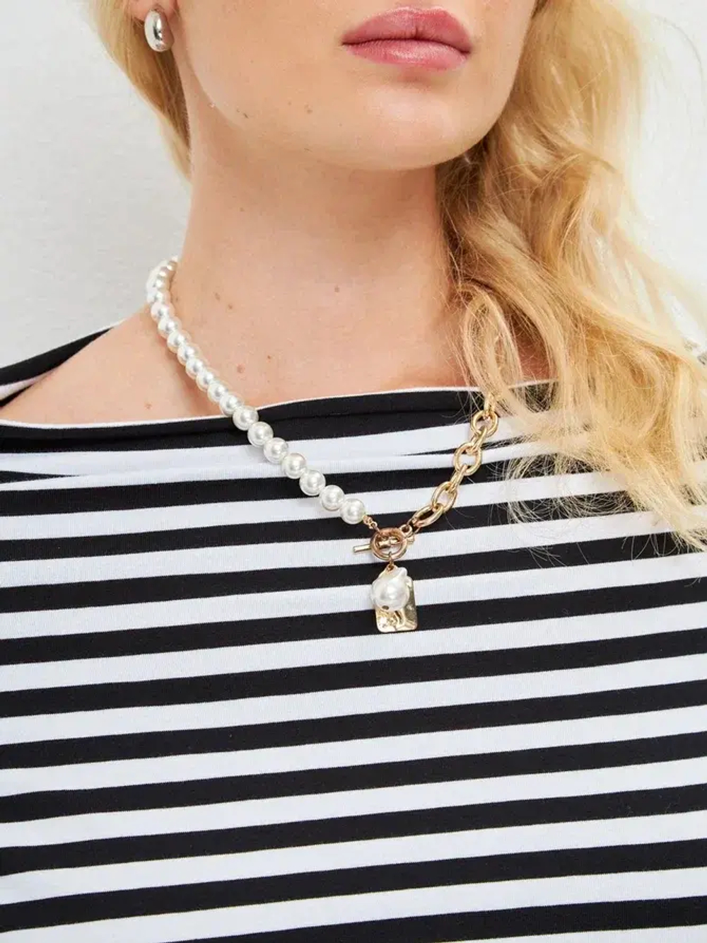 Лонгслив тельняшка оверсайз с вырезом лодочка в полоску тельняшка ч/б