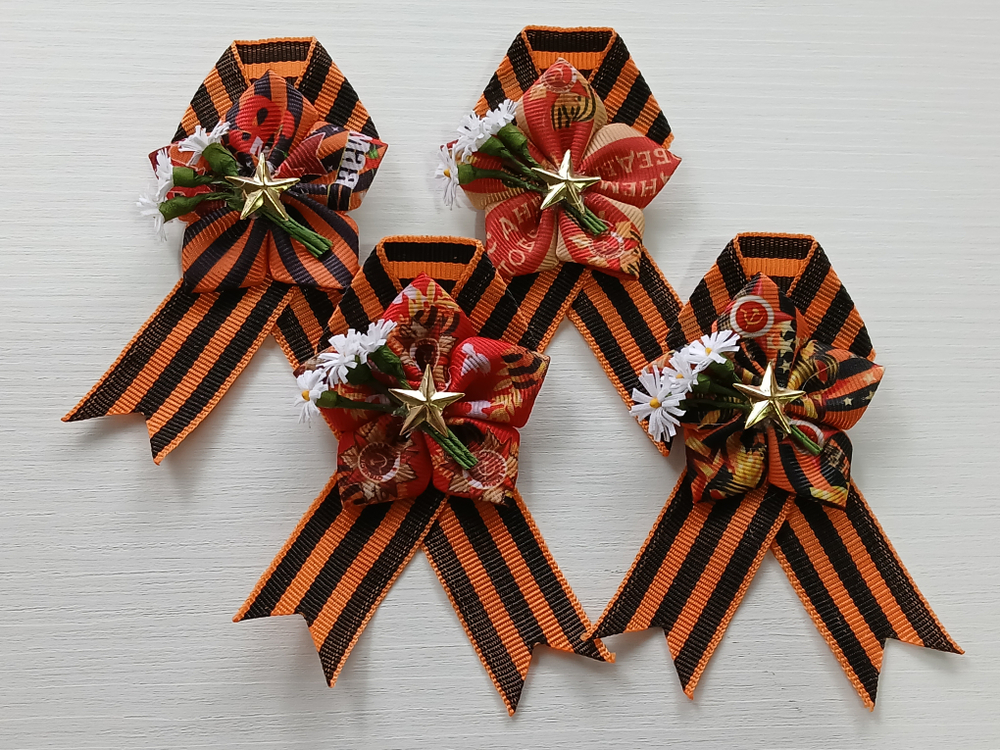 Брошь на 9 мая (Цветок) из георгиевской ленты с букетиком