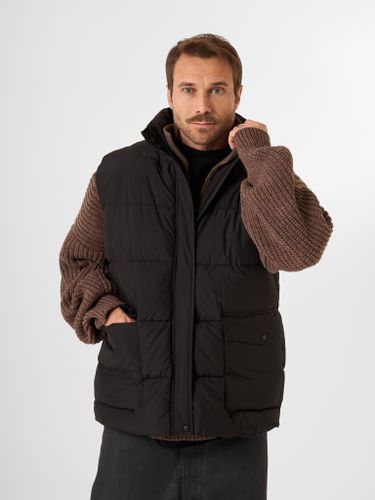 Черный утепленный жилет QWE