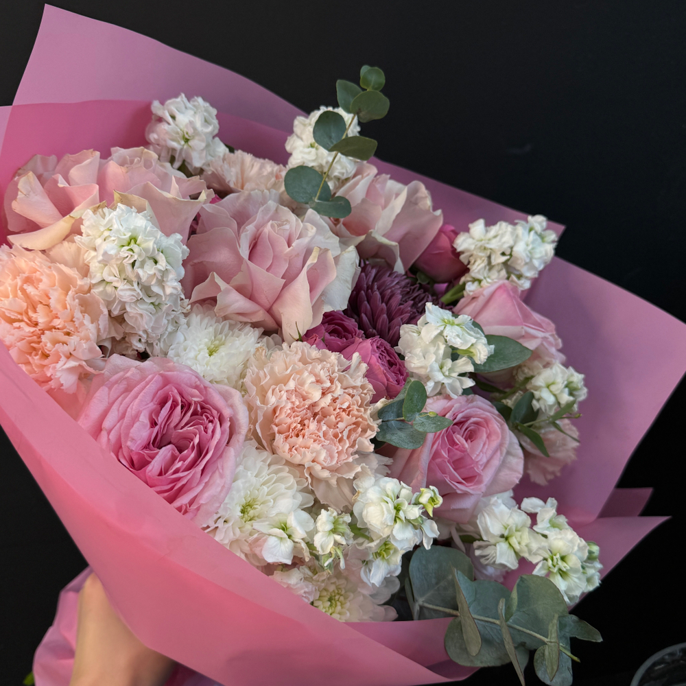 Букет из роз, хризантем и маттиолы