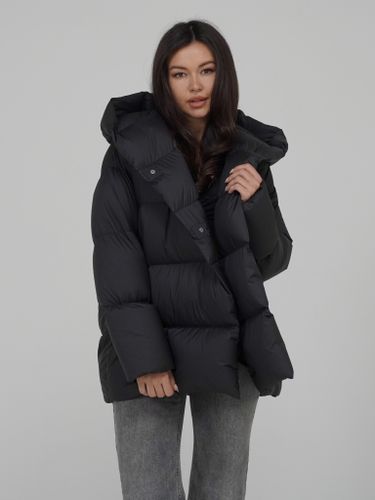 Черный пуховик с объёмным капюшоном