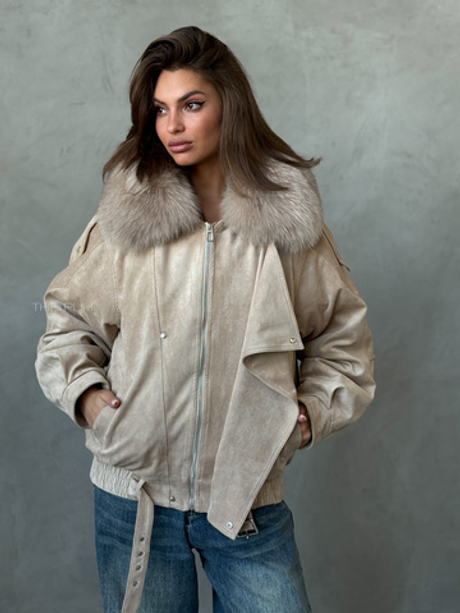 Бежевый пуховик из эко-замши с мехом песца и планкой