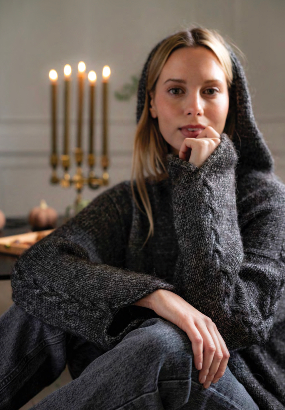 Описание по вязанию худи спицами "Svarta"