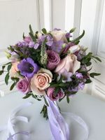 Свадебный букет из роз, маттиолы и зелени