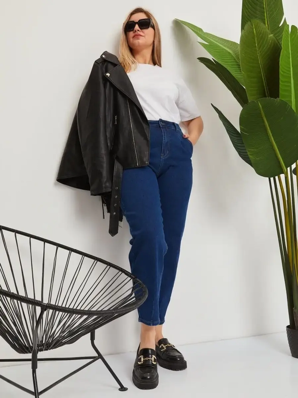 Джинсы с высокой посадкой мом фит бананы