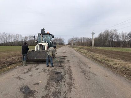 На подъездной дороге начался ямочный ремонт