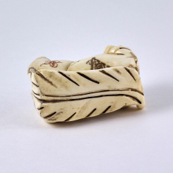 Нэцкэ Мальчик Карако на листе