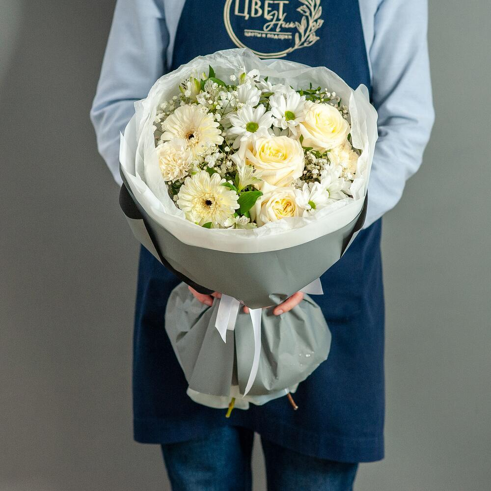 Сборный букет в светлых тонах с герберой и розой