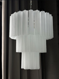 Белое матовое стекло, венецианский стиль — классика, которая создаёт мягкий, тёплый свет.