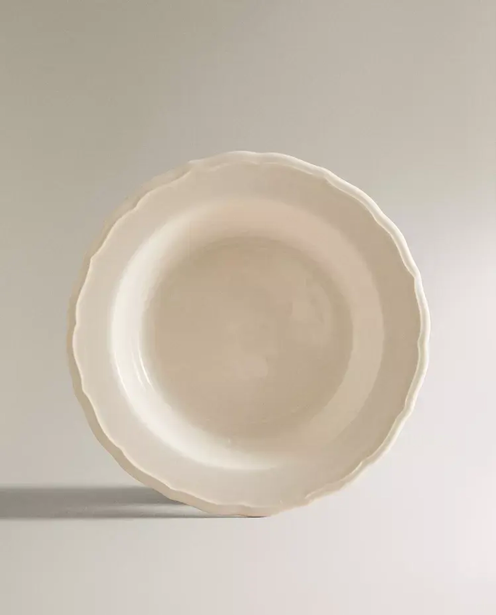 ZARA HOME ГЛУБОКАЯ ТАРЕЛКА ИЗ ФАЯНСА С ФИГУРНОЙ КРОМКОЙ, ЭКРЮ