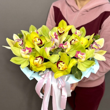 Шляпная коробка с фисташковыми орхидеями и эвкалиптом