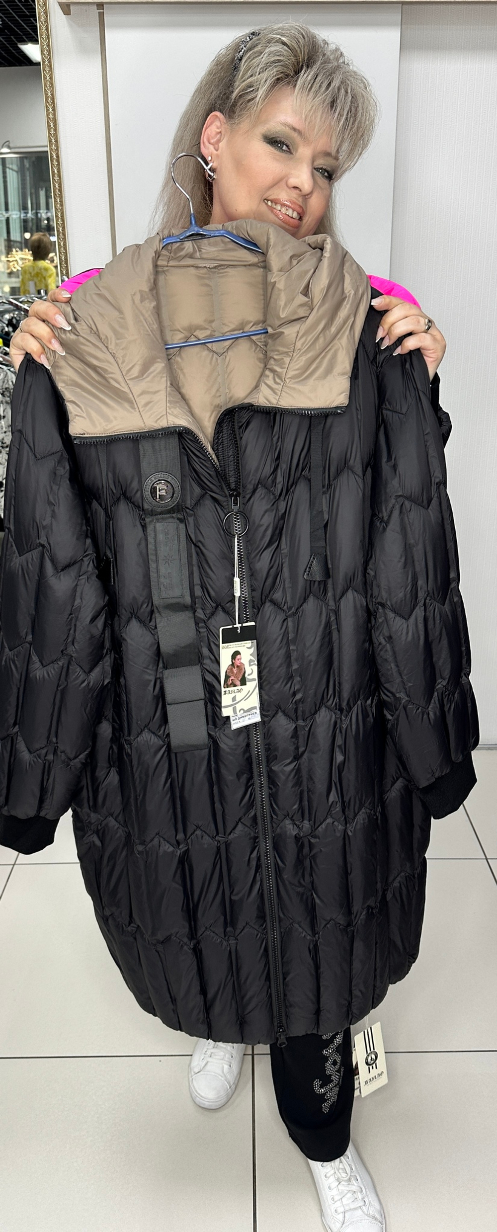 Черное зимнее пальто на пуху с отделкой фуксия