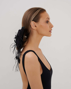 Бант черный объемный с перьями