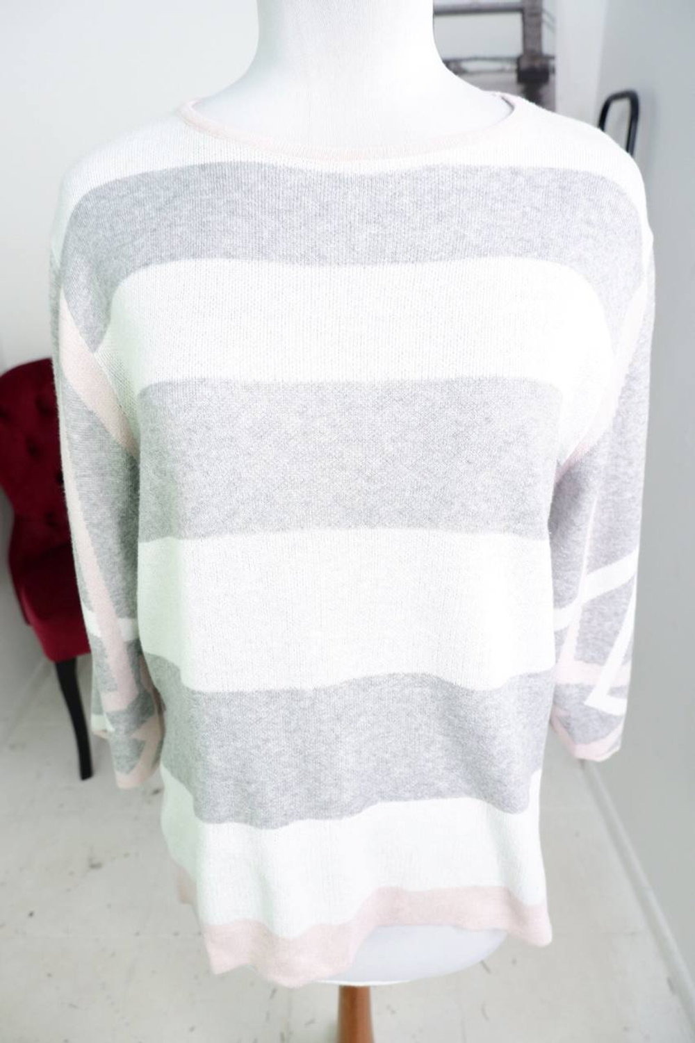 Джемпер лаконичного дизайна, визуально на 50 размер