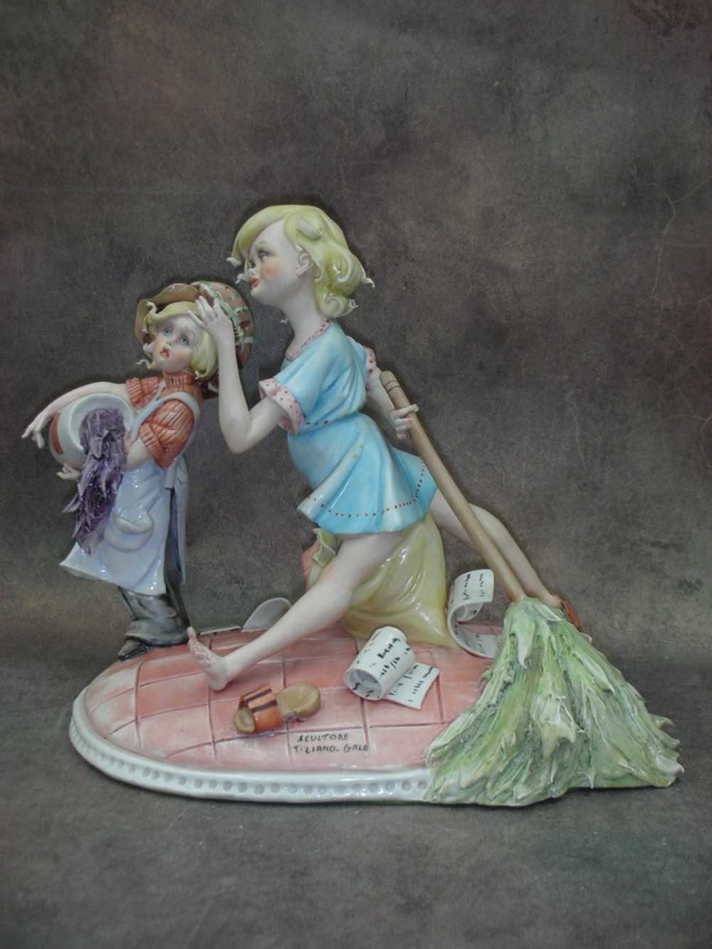 Статуэтка. Фарфор. Помощницы. Capodimonte. Италия