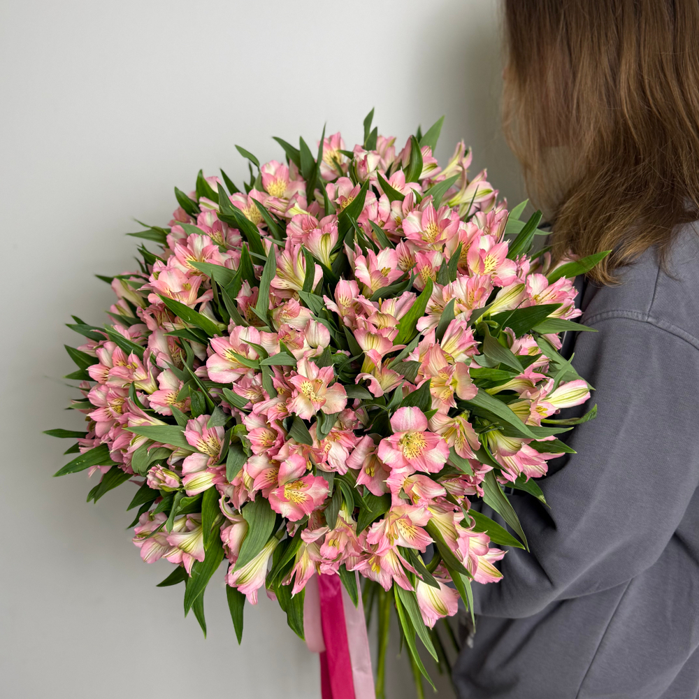 Букет с Альстромерией 35 штук