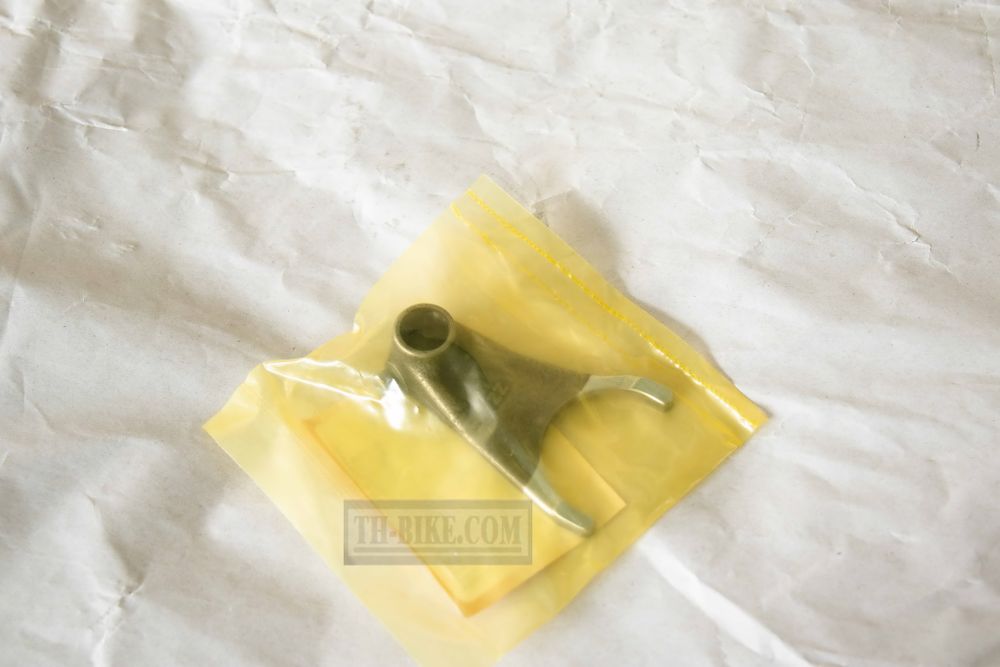 24211-KZZ-900. Вилка Л КПП Honda CRF250L, CBR250, CBR300. FORK, L. GEARSHIFT