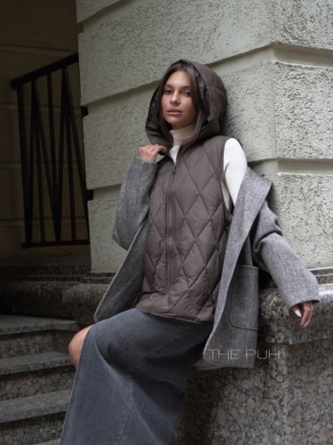 Коричневый утепленный жилет с капюшоном