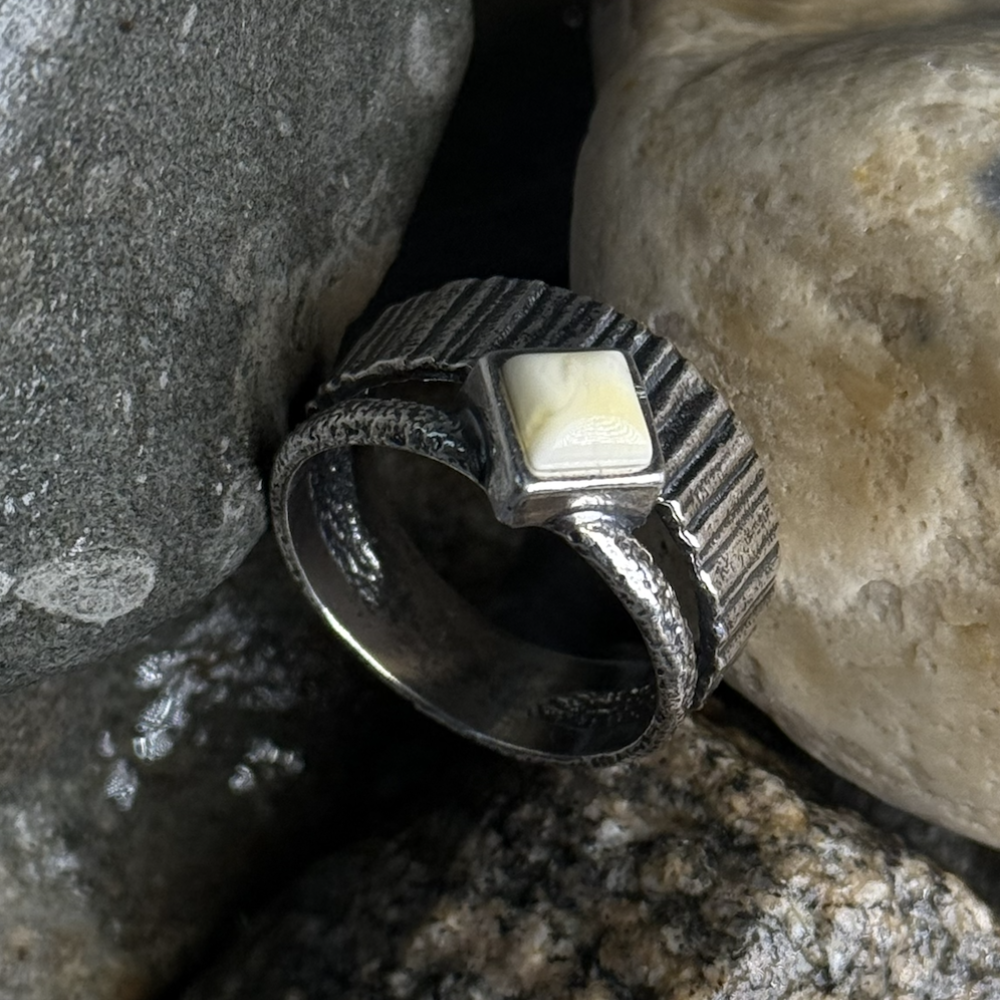 Кольцо Грани двойное с молочным янтарем
