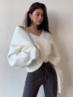 Свитер вязаный с открытыми плечами