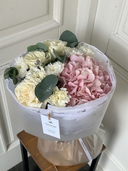 Сборный букет из гортензии, диантусов, одноголовых роз и эвкалипта