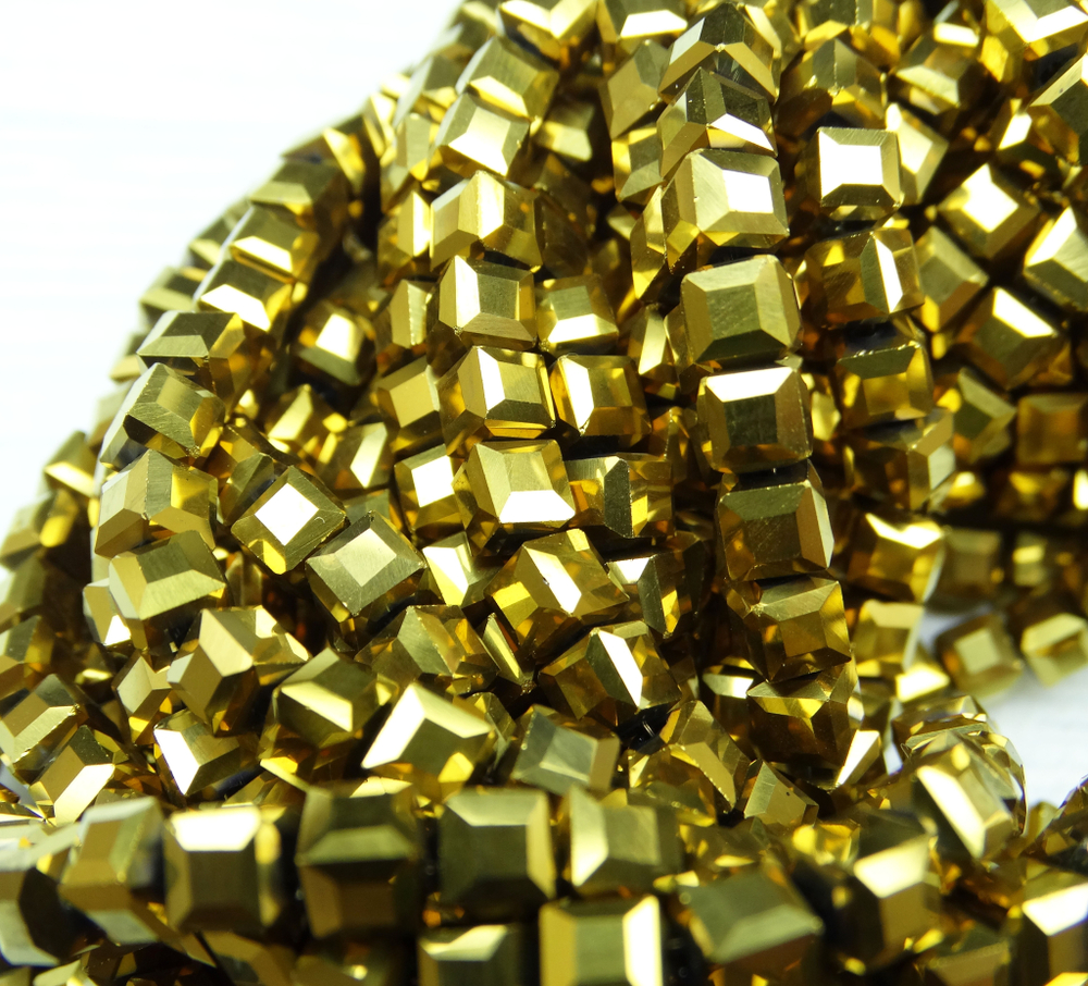 БВЛ002НН3 Хрустальные бусины квадратные, цвет: золото металлик, размер 3 мм, кол-во: 63-65 шт.