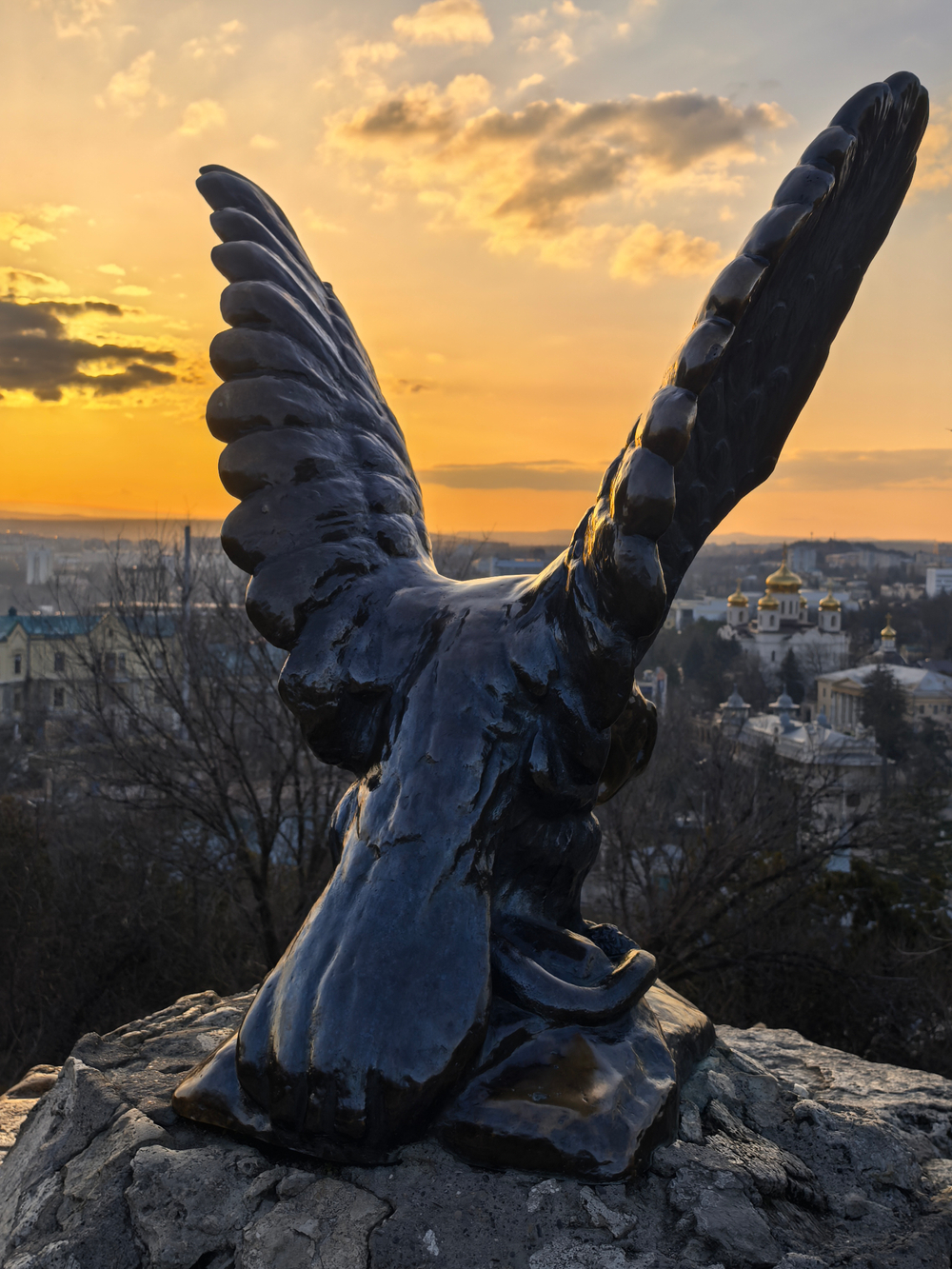 Скульптура орла, терзающего змею