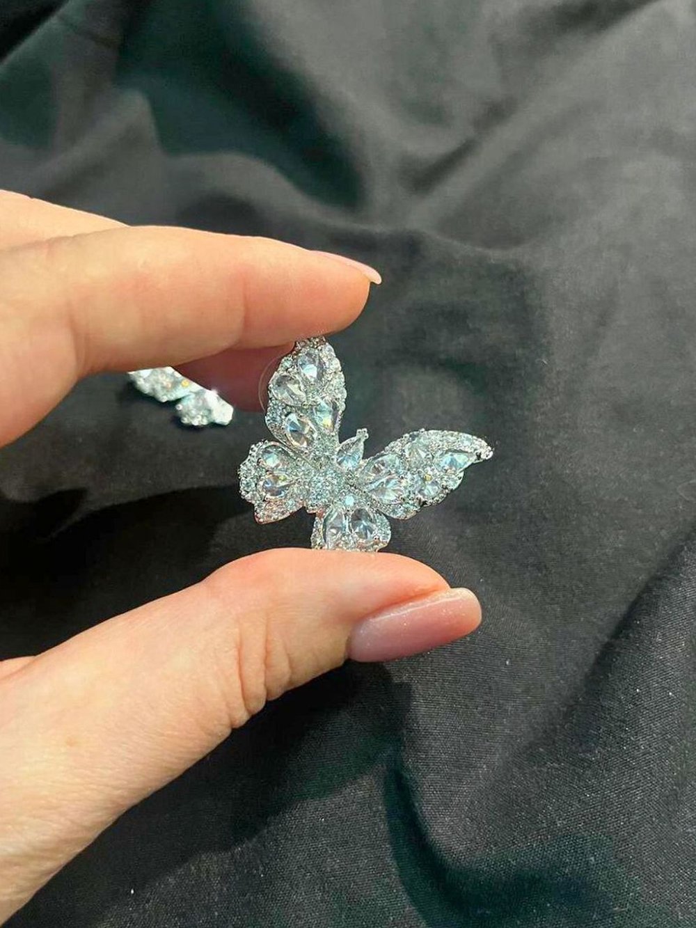 Серьги гвоздики бабочки белые