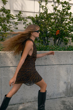 ZARA МИНИ-ПЛАТЬЕ С АНИМАЛИСТИЧЕСКИМ ПРИНТОМ НА ЗАПАХ, ЧЕРНЫЙ/КОРИЧНЕВЫЙ