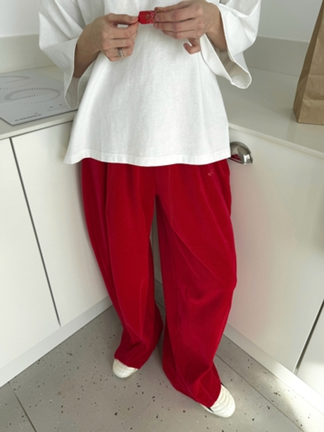 Ярко-красные широкие брюки из велюра