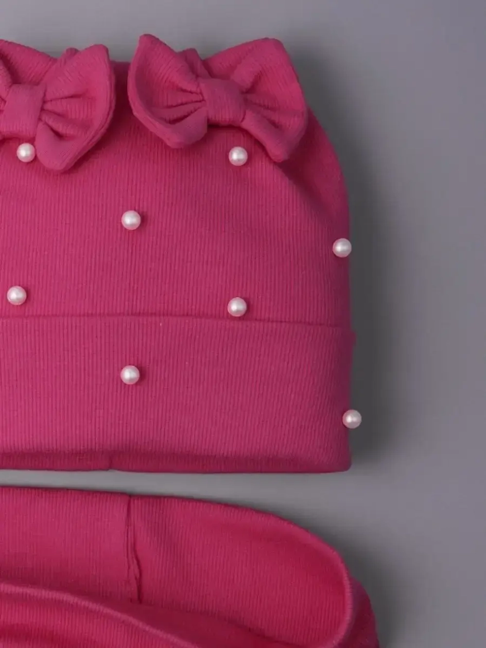 Шапка для девочки на осень с бусинами и снуд