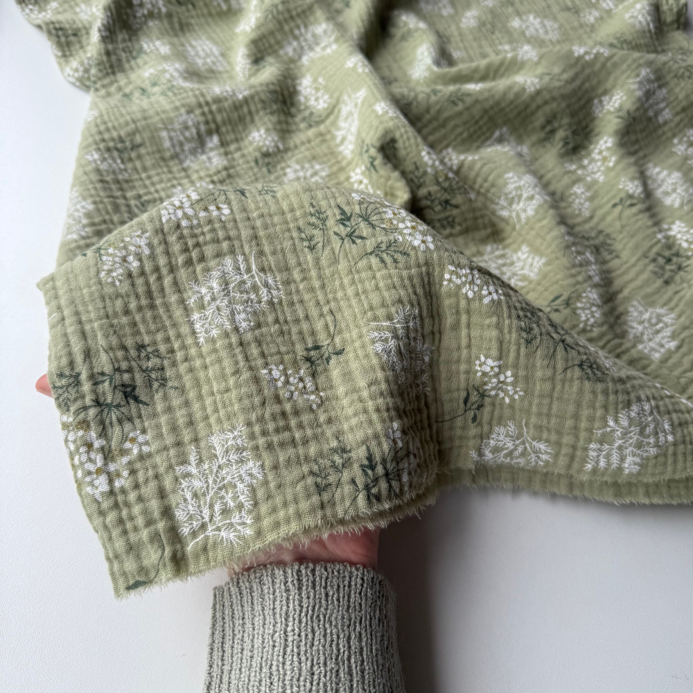 Муслин Соцветия ромашек на зелёном фоне